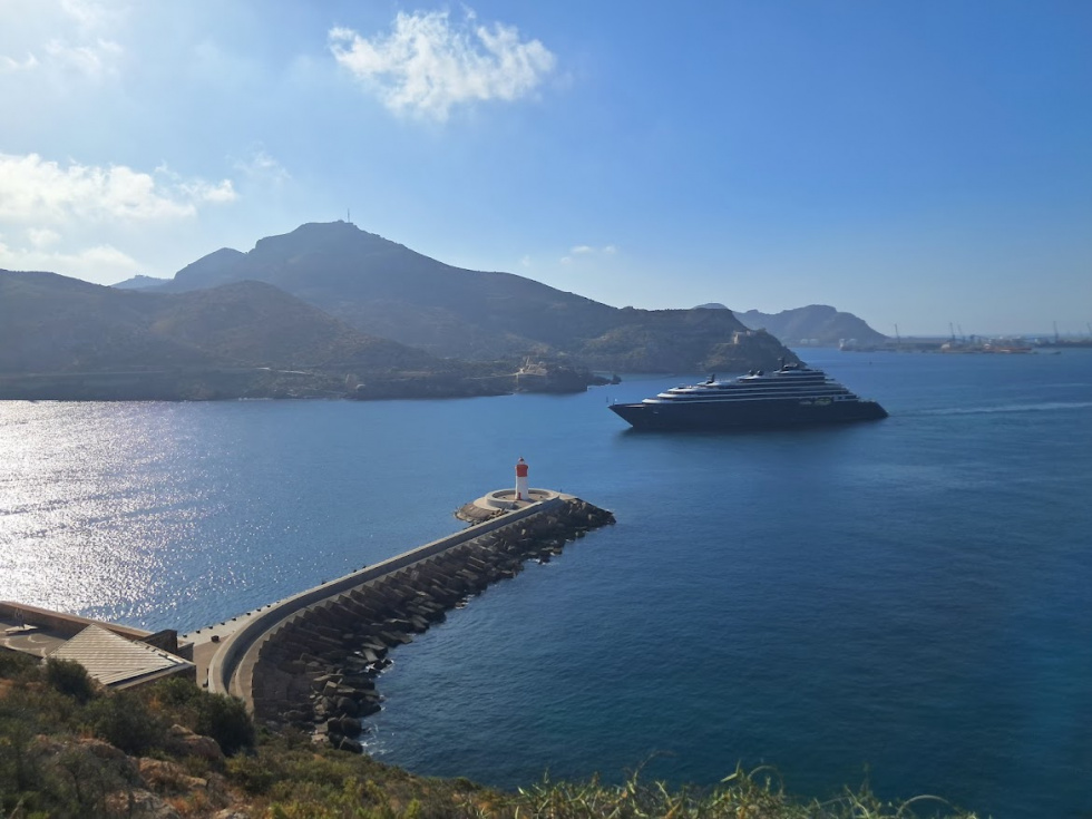 Un crucero boutique entra por la bocana de Cartagena frente al Faro de Navidad, extremo occidental del trazado De Faro a Faro. Treinta y siete millones van a transformar este frente. La pregunta es qui&eacute;n los pone y para qu&eacute; modelo de ciudad