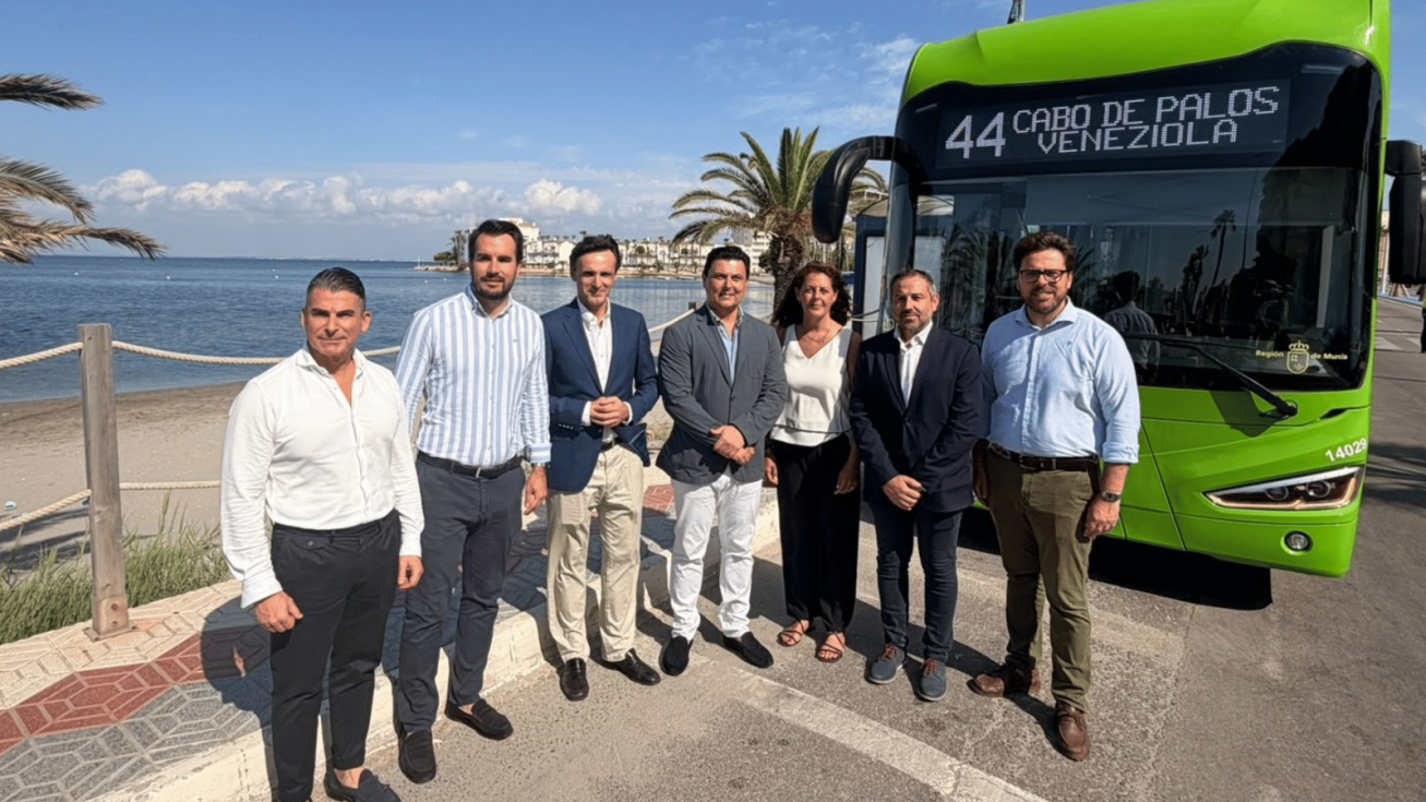 Más autobuses y pago con tarjeta para moverse por La Manga este verano