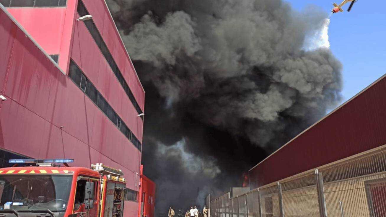 El incendio en una nave en Yecla deja seis afectados, dos de ellos policías locales