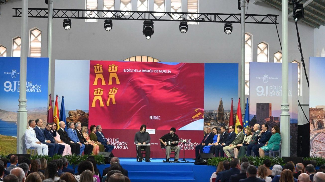 La Región reivindica su identidad y reconoce a sus principales embajadores