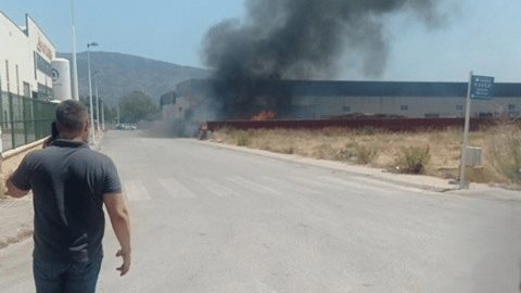 Declarado un incendio junto a varias naves industriales en Librilla