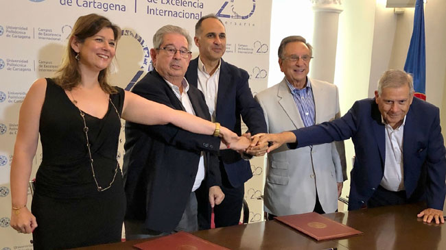 Imagen tras la firma del convenio