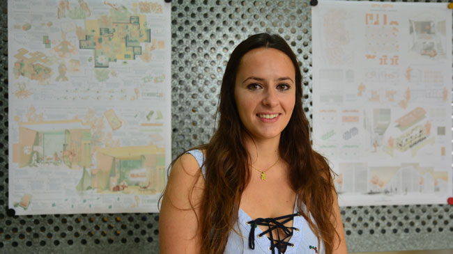 Eva Moreno posa junto a los p&oacute;ster de sus proyectos premiados en la Escuela de Arquitectura