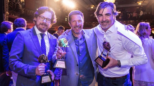 El director general de Fripozo, Vicente Soto (1&ordm; izquierda) recibe el premio Publifestival