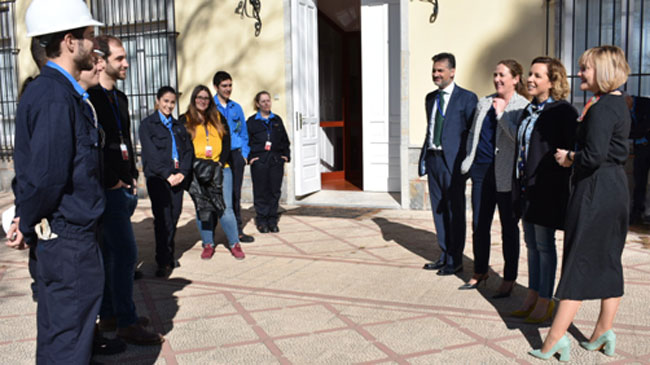 La consejera de Educaci&oacute;n en funciones, Adela Mart&iacute;nez-Cach&aacute;, en el complejo de Sabic