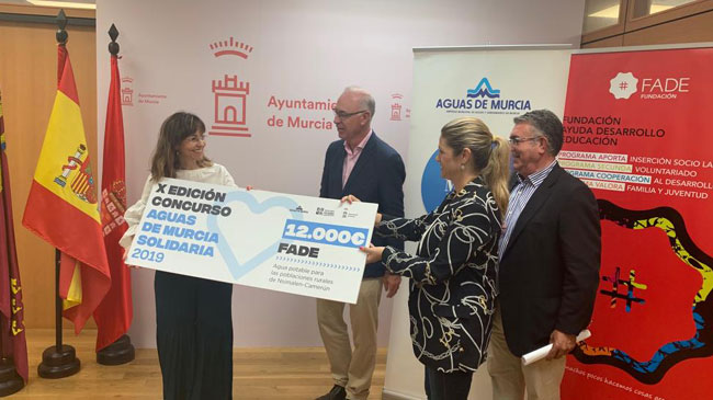 La empresa municipal de aguas entrega el cheque a la fundaci&oacute;n Fade