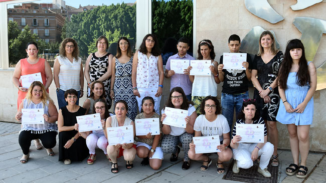 Los participantes en el programa, con su diploma acreditativo