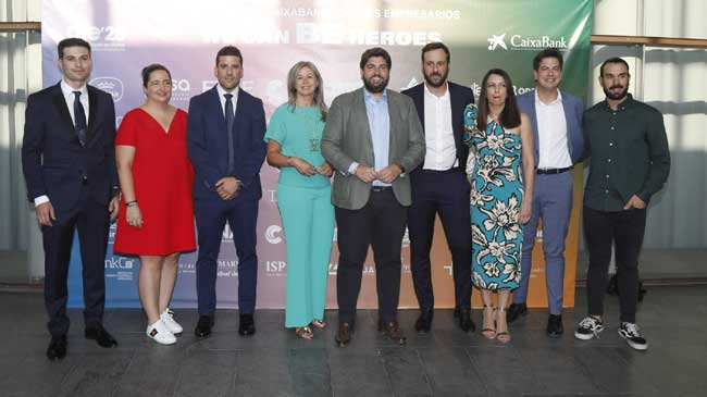Foto de familia de los premiados