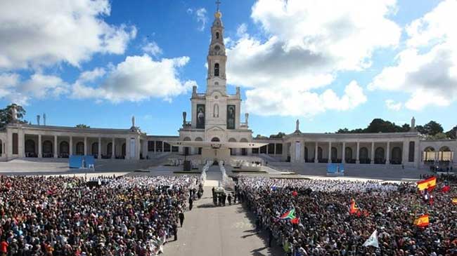Explanada del Santuario de Fátima llena de peregrinos Explanada del Santuario de Fátima llena de peregrinos