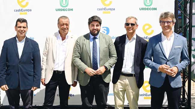 López Miras con los consejeros de Hacienda y Fomento y los propietarios de Cash Europa López Miras con los consejeros de Hacienda y Fomento y los propietarios de Cash Europa
