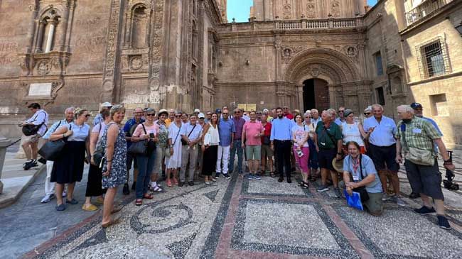 Los visitantes austriacos frente a la Catedral de Murcia