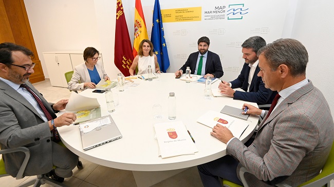 Imagen de la reuni&oacute;n mantenida por miembros del Gobierno regional con la ministra Teresa Ribera
