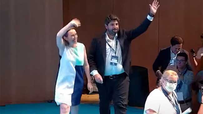 La secretaria general del PP nacional, Cuca Gamarra, y L&oacute;pez Miras, a su llegada al Congreso