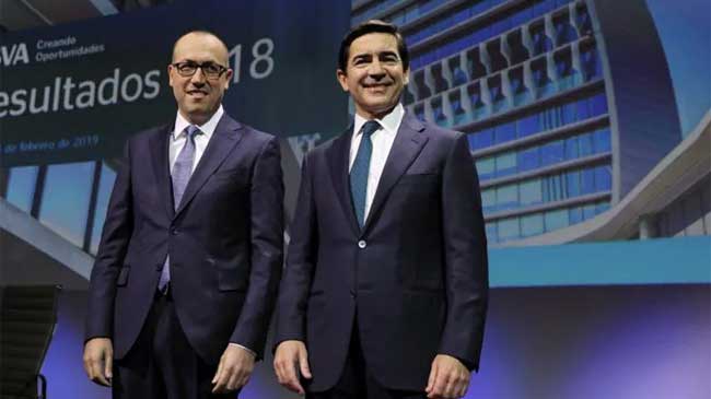 Carlos Torres Vila, a la derecha, es el presidente de BBVA y Onur Gen&ccedil; el consejero delegado