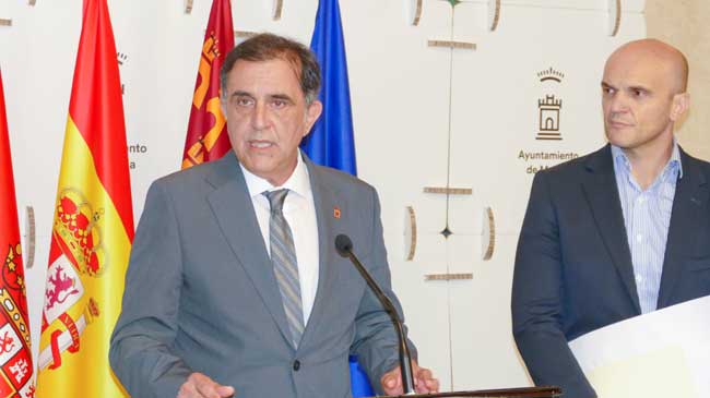El alcalde de Murcia, Jos&eacute; Antonio Serrano, a la izquierda