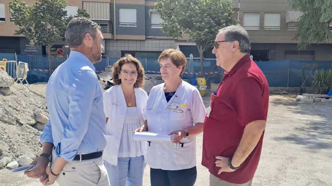 La gerente del &Aacute;rea de Salud IV, Mercedes Barba, junto al alcalde de Caravaca de la Cruz, Jos&eacute; Francisco Garc&iacute;a, y miembros de la gerencia