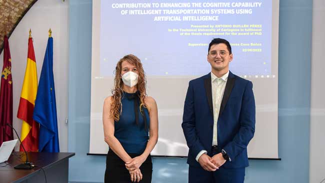 Lola Cano Ba&ntilde;os, directora de la tesis, y el nuevo doctor Antonio Guill&eacute;n P&eacute;rez