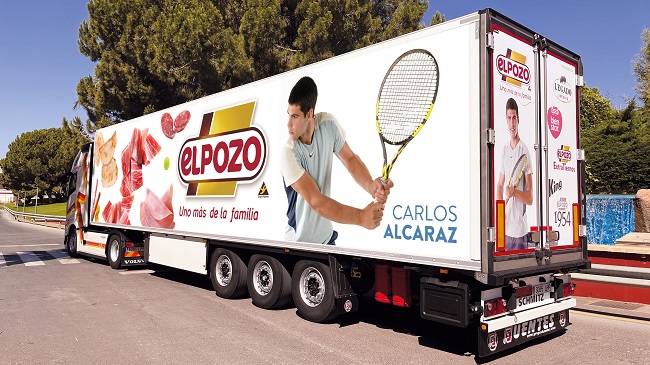 Imagen de los nuevos camiones con la presencia de Carlos Alcaraz, embajador de la marca Imagen de los nuevos camiones con la presencia de Carlos Alcaraz, embajador de la marca