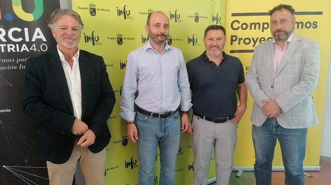 De izquierda a derecha, Francisco Caparrós (AMIQ), Joaquín Gómez (Info), Sergio Rizo y Alejandro Ochoa, gerente y director corporativo de Demco De izquierda a derecha, Francisco Caparrós (AMIQ), Joaquín Gómez (Info), Sergio Rizo y Alejandro Ochoa, gerente y director corporativo de Demco