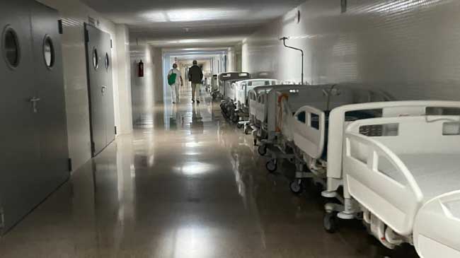 Pasillos vac&iacute;os en hospitales p&uacute;blicos