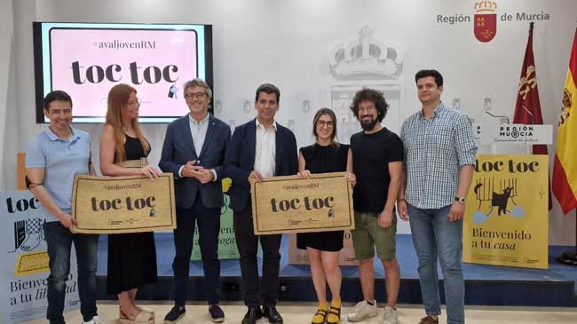 Los consejeros Luis Alberto Mar&iacute;n y Jos&eacute; Ram&oacute;n D&iacute;ez de Revenga, con algunos de los j&oacute;venes que han accedido a su primera vivienda