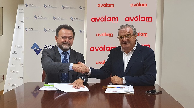 El Consejero Delegado del Instituto de Finanzas de Castilla-La Mancha, Miguel &Aacute;ngel Gonz&aacute;lez, y el Director General de Av&aacute;lam, Luis Mart&iacute;nez de Salas, en la firma del acuerdo
