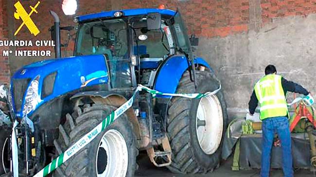 Imagen de archivo de un tractor robado recuperado por la Guardia Civil