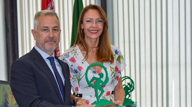 El secretario de Fundaci&oacute;n Hefame, Carlos Fern&aacute;ndez, junto a la directora general de Terra Pr&oacute;spera, Ana L&oacute;pez