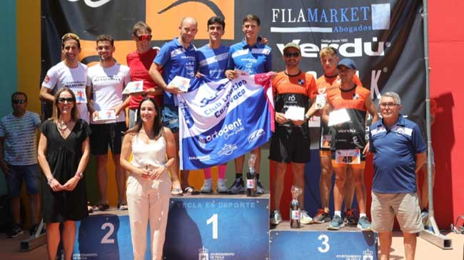 P&oacute;dium de los campeones regionales de Triatl&oacute;n masculino por relevos