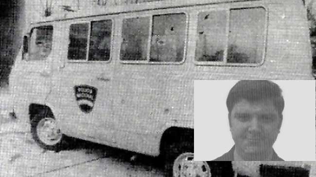Furg&oacute;n de la polic&iacute;a en el que viajaba Ram&oacute;n Ezequiel Mart&iacute;nez. En la imagen peque&ntilde;a, el polic&iacute;a asesinado
