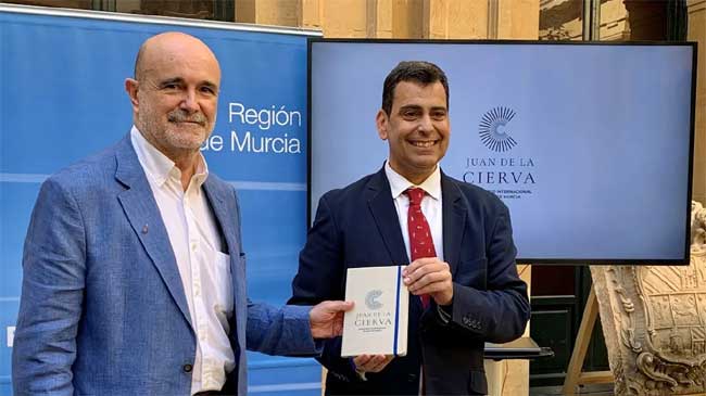 Momento de la presentaci&oacute;n de la nueva imagen del aeropuerto el pasado 17 de mayo