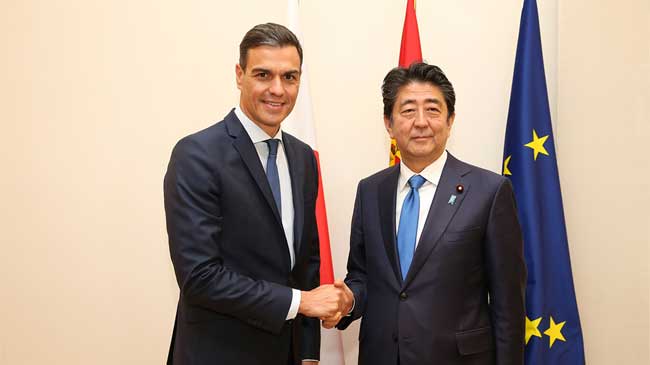 Shinzo Abe, a la derecha, con el presidente S&aacute;nchez, en una visita a Espa&ntilde;a en octubre de 2018