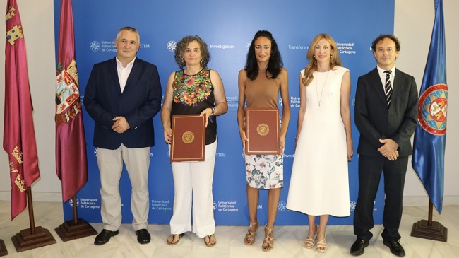 Valle Migu&eacute;lez, durante la creaci&oacute;n de la&nbsp;c&aacute;tedra Centro de Referencia Nacional de Qu&iacute;mica de Cartagena, junto a la rectora de la Upct, Beatriz Miguel