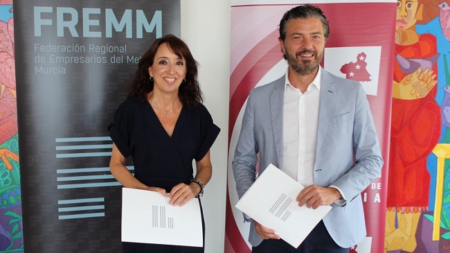 Mar&iacute;a Dolores Mu&ntilde;oz y Alfonso Hern&aacute;ndez, presidentes de FMRM y&nbsp;FREMM, en la firma del convenio de colaboraci&oacute;n