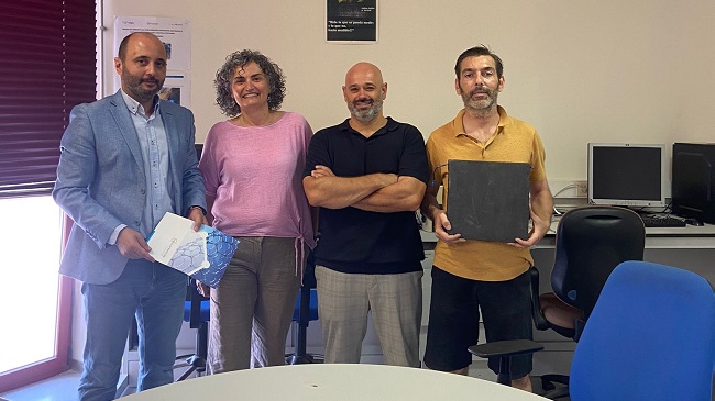 El director del Info, Joaqu&iacute;n G&oacute;mez, y la rectora de la UPCT, Beatriz Miguel, durante su visita de este jueves a la empresa Nanocarbonoids