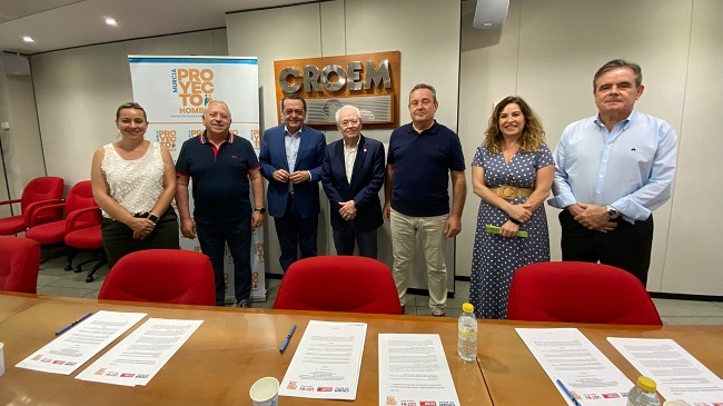 Firma del acuerdo entre representantes de Proyecto Hombre, Croem y los sindicatos