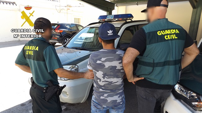 Uno de los detenidos por la Guardia Civil