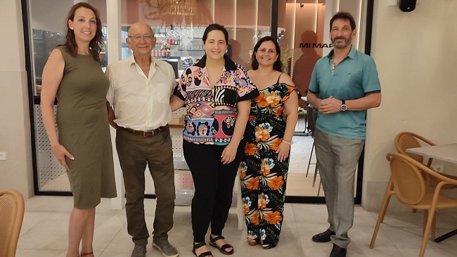 Mar&iacute;a G&oacute;mez, en el centro, tras conocer su distinci&oacute;n