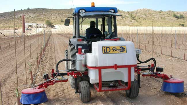 Tractor aplicando herbicida