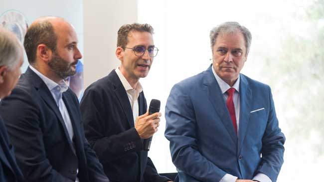 Momento de la inauguraci&oacute;n de la nueva sede. Joaqu&iacute;n G&oacute;mez Moya, primero por la derecha
