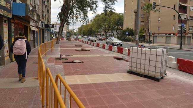 Aceras cortadas, calles levantadas y cambios de sentidos han generado la pol&eacute;mica entre los vecinos