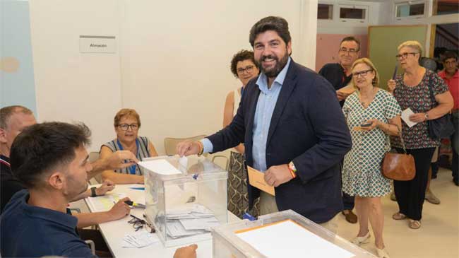 L&oacute;pez Miras vot&oacute; en el colegio San Jos&eacute;, en Lorca