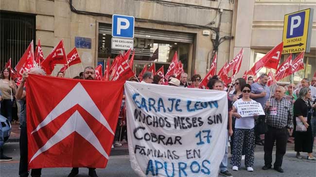 Concentraci&oacute;n de trabajadores de Garaje Le&oacute;n el pasado octubre ante la sede de la patronal Croem