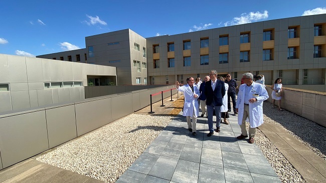 El consejero en funciones de Salud visita la nueva zona exterior de la UCI del hospital Santa Luc&iacute;a