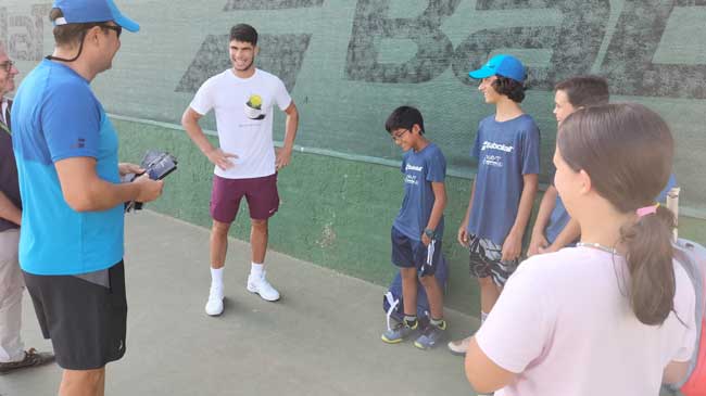 Alumnos del campus con su &iacute;dolo, Carlos Alcaraz