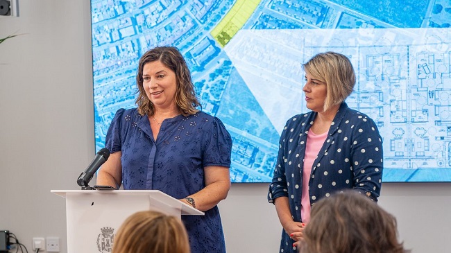 Maribel Paredes, presidenta de Asido, junto a la alcaldesa de Cartagena, Noelia Arroyo