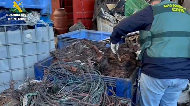 La Guardia Civil inspecciona un paloc con cobre ya 'limpio' de su cobertura pl&aacute;stica