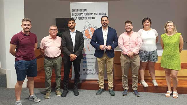 Foto de familia de los autores del informe