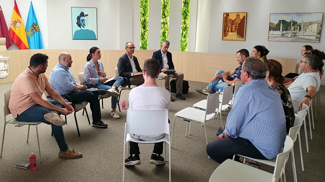 El consejero en funciones V&iacute;ctor Mar&iacute;n se reuni&oacute;n con la alcaldesa de Alhama de Murcia, Mar&iacute;a C&aacute;novas, y la comunidad educativa del IES Valle de Leiva