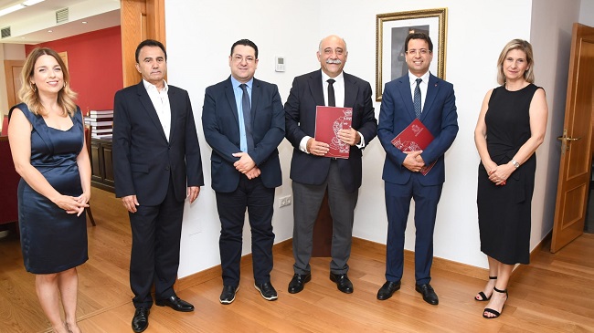 Representantes de ambos colegios tras la firma del convenio